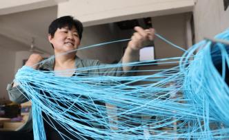 多年前因意外失去右手，她历经磨砺开办扶贫车间帮助村民致富