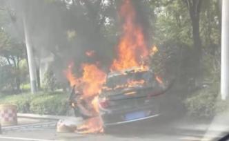網(wǎng)約車起火后撞上綠化帶，乘客當(dāng)場(chǎng)死亡