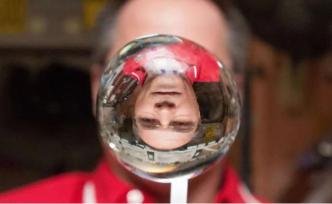 邊緣信使：扛起攝像機，沖向所有人想逃離的地方 | 有書看