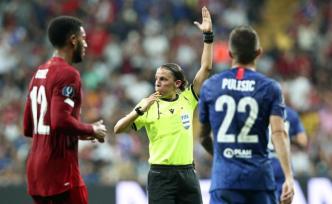 決賽漏判犯規(guī)，無(wú)視VAR回放，但我們還是要為女裁判叫好