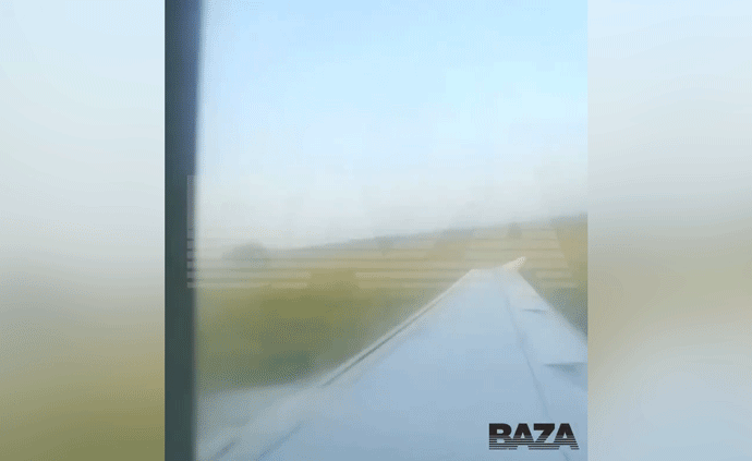 俄客機(jī)遇鳥擊迫降玉米地，乘客拍下全程