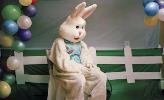 洪水灾区里的青年男女