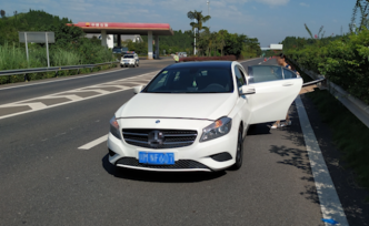 轎車高速上爆胎，女司機(jī)站超車道打電話