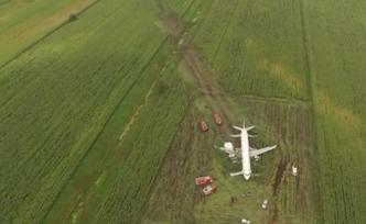 俄羅斯客機迫降玉米地航拍：滑行數(shù)百米