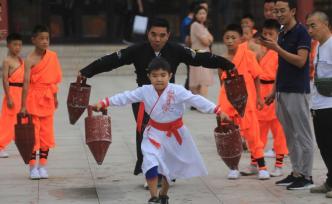 中外游客著武俠勁裝化身“武林高手”，體驗少林功夫