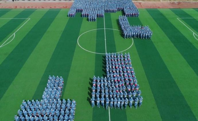 1200名學(xué)生軍訓(xùn)變身“俄羅斯方塊”
