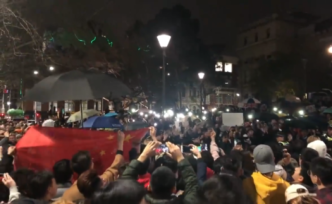 中國(guó)留學(xué)生高唱國(guó)歌壓制“港獨(dú)”，冒雨為國(guó)旗撐傘