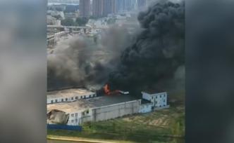 濃煙滾滾！武漢一廢棄廠房起火無傷亡