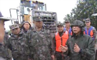 視頻丨山東省委書記冒雨乘坐鏟車深入一線，現(xiàn)場指揮抗洪搶險