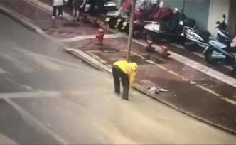 臺風(fēng)天送單，浙江一外賣小哥途中清理十余下水口排路面積水