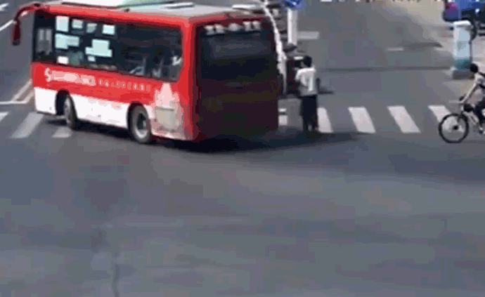 坐錯(cuò)車要退錢，遭拒后乘客搶公交車方向盤