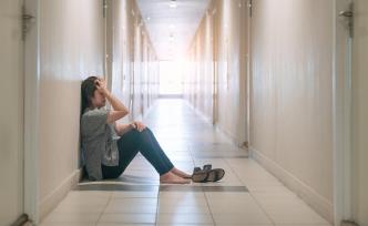 忍痛选择人工流产的女孩