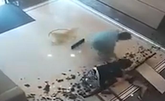 3歲男童扒桌子玩耍被砸，傷重身亡