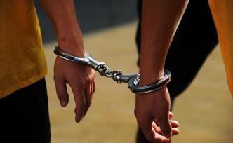 自行種植并加工販賣，嫌疑人藏50公斤大麻被抓時(shí)正在發(fā)快遞