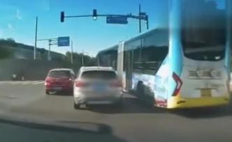 北京一公交車與寶馬別車：公交司機(jī)被停駛停班，交警開展調(diào)查