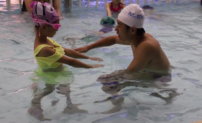 高中生暑期打工做游泳教練：掙錢不易