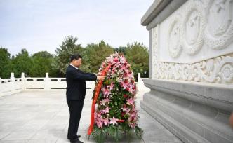習(xí)近平向中國工農(nóng)紅軍西路軍革命先烈敬獻(xiàn)花籃