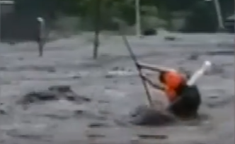 視頻｜四川臥龍強降雨逾萬名游客滯留，失聯(lián)7人，重傷2人