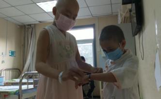 倆白血病女孩結(jié)拜姐妹：病好一起學(xué)舞蹈