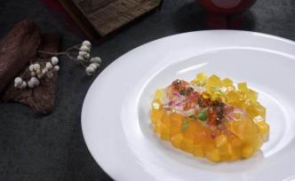 他用蛋炒飯、清蒸魚和炒青菜征服《中餐廳》導(dǎo)演