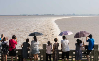 觀潮不容易：先曬一個小時，再看十五秒錢塘江大潮 游客：值