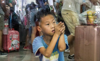 又到離別時：“小候鳥”將歸巢，眼中飽含對城市和父母的不舍