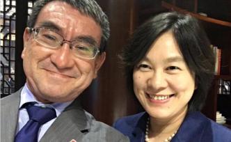 久違的合影：日本外相訪華，曬出與華春瑩微笑自拍