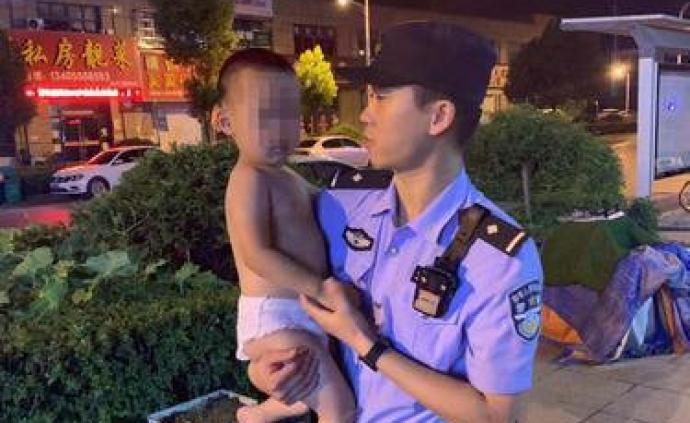 3歲男孩穿紙尿褲“裸奔”，民警熊抱尋親