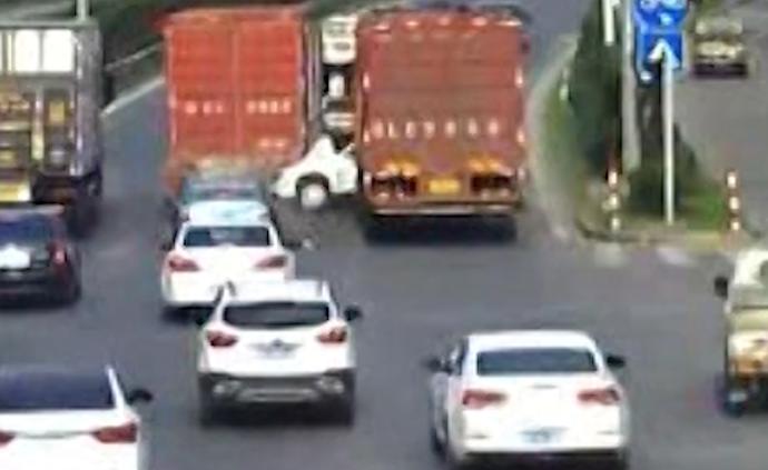 尼桑強(qiáng)行變道搶行，遭兩貨車夾擊報廢