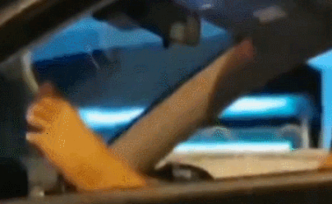 北京一司机脚持方向盘被罚400记3分，交警：妨碍行车安全