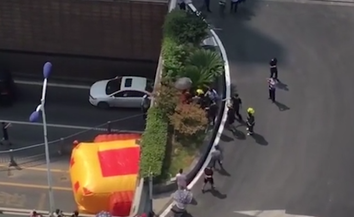 打傘者欲跳橋輕生,消防員設(shè)充氣墊營救