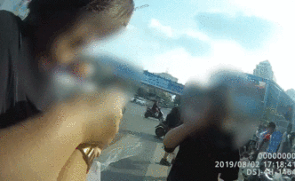 女子不配合交警執(zhí)法，街頭撒潑咬傷民警