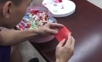 愿你三冬暖愿你春不寒：女子折紙鶴送消防