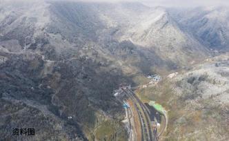 雅康高速多处路段发生塌方：目前全线管制，所有车辆无法通行