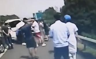 救护车转运早产儿，路遇车祸先送伤员