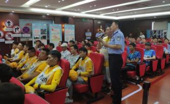 @外賣小哥，上海浦東交警為新騎手講安全課，合格才能上崗