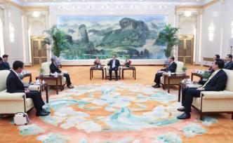 李克強(qiáng)會(huì)見出席中日韓外長會(huì)的韓國外長和日本外相