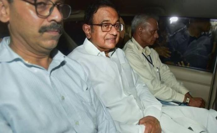 印度前財(cái)政部長(zhǎng)被捕，執(zhí)法人員翻墻抓人