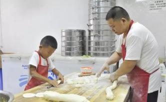 7岁男孩帮爸爸卖包子每天擀600个包子皮，还会搏击和钢琴