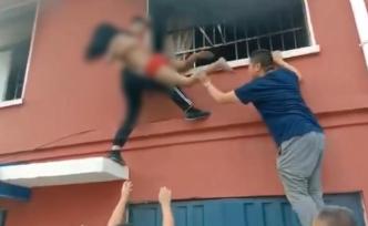 住戶突發(fā)火災(zāi)，附近裝修工砸窗救出小女孩