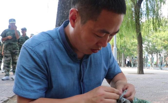 學(xué)生軍訓(xùn)服開線，男教師操場(chǎng)邊縫補(bǔ)