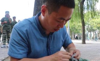 學(xué)生軍訓(xùn)服開線，男教師操場(chǎng)邊縫補(bǔ)