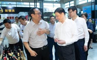 應(yīng)勇調(diào)研虹橋商務(wù)區(qū)，努力打造進(jìn)口商品的購(gòu)物天堂