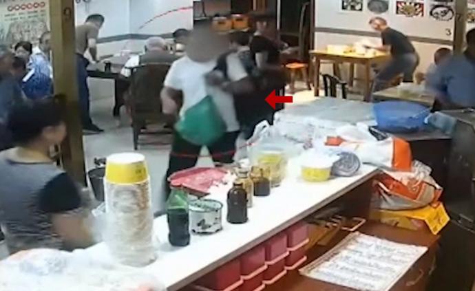 69歲小偷一天沒吃飯，民警請他吃餛飩