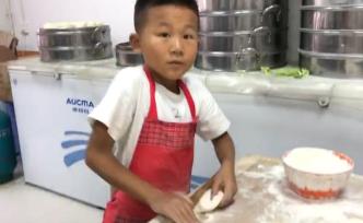 7岁娃擀包子皮成网红，同学组团来学习