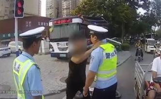 逆行男子被教育后“暴起”，手掐警察脖