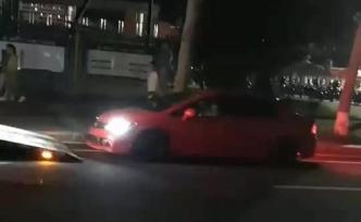 ?？谝荒凶玉{無牌車在高校內(nèi)撞傷學(xué)生，事發(fā)前曾多次“飆車”