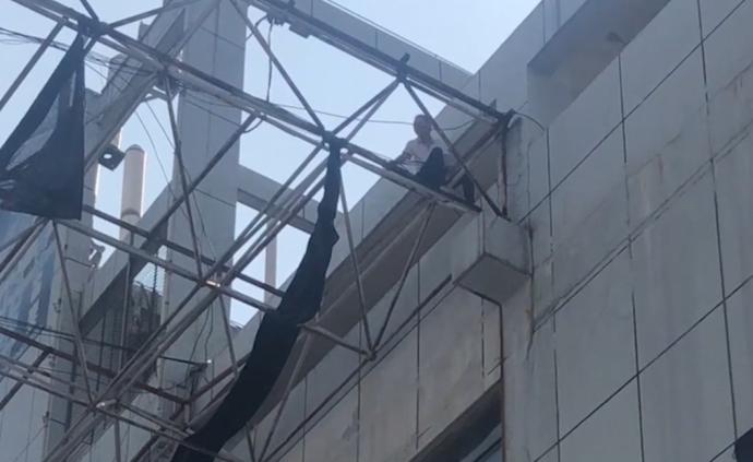 輕生者回頭間隙,消防員沖出8米飛身救下