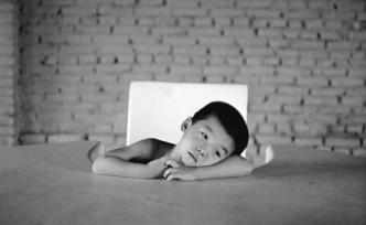 嚴(yán)明：長(zhǎng)皺了的小孩