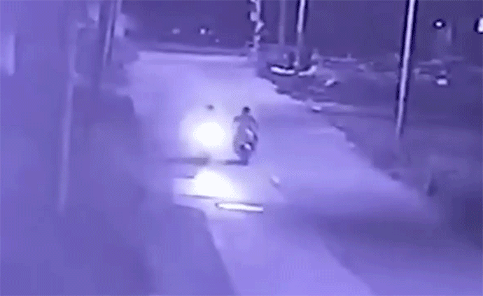 女子遭飛車搶奪，轎車強(qiáng)燈“嚇跑”嫌犯